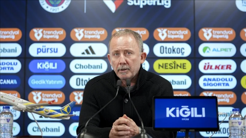 Trenér Beşiktaše Sergen Yalçın: Vyhrát zápas díky takové penaltě se k tomuto večeru nehodilo